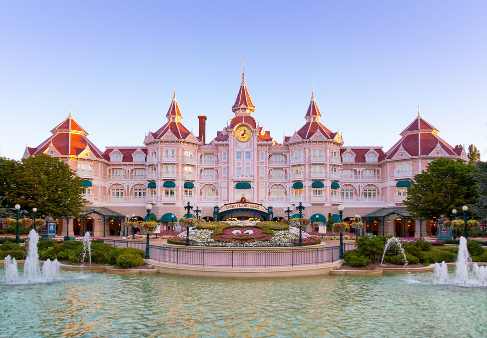 THE FIRST EVER FIVE-STAR HOTEL DEDICATED TO IMMERSIVE DISNEY ROYAL STORIES OPENS TODAY AT DISNEYLAND® PARIS
