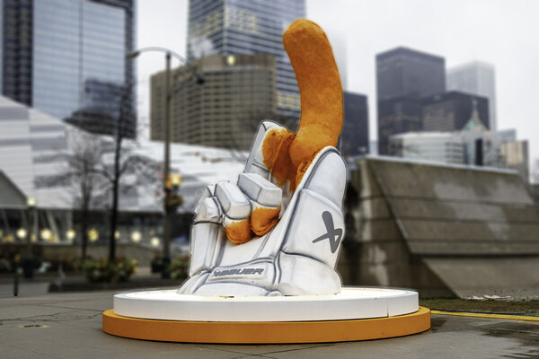 Cheetos récidive ! La statue plus grande que nature  « Cheetos Top Cheetle » arrive à Toronto pour célébrer le Week-end des étoiles de la LNH®. (Groupe CNW/PepsiCo Foods Canada)