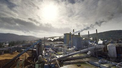 Aerial view of a pulp mill (CNW Group/Unifor)