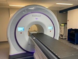 Pour le patient - Une première au Canada : Québec annonce l'arrivée d'un appareil de radiothérapie à la fine pointe de la technologie à l'Hôpital Charles-Le Moyne