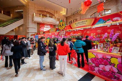 「澳門銀河」年宵喜市於東翼廣場「龍」重登場匯聚數千款年貨及禮品,邀澳門市民及各地遊客打卡暢買,齊齊辭舊迎新,共賀新歲。於「澳門銀河」年宵喜市單次消費滿澳門幣 500元即可參與有獎遊戲,贏取總值超過澳門幣388,888元的豐厚獎品。