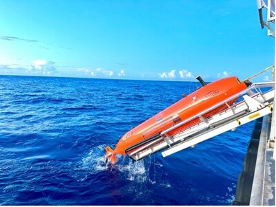 Deep water sonar – nicknamed Miss Millie – on the surface preparing for launch. Each dive lasts approximately 36 hours during which time the system searches completely independently and only returns to the surface when a battery swap is needed. (PRNewsfoto/Deep Sea Vision)