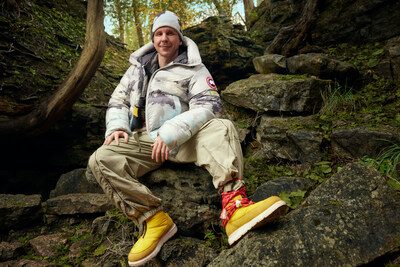 Le designer de KidSuper, Colm Dillane, portant le manteau Crofton matelass en imprim  Landscape . (Groupe CNW/Canada Goose)