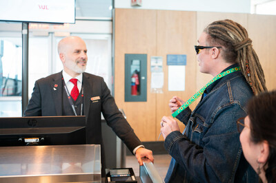 En choisissant de porter le cordon Tournesol, les clients d'Air Canada indiquent aux employs de la Socit qu'ils pourraient avoir besoin d'une assistance supplmentaire, qu'ils ont des besoins particuliers ou simplement qu'ils auront besoin de plus de temps pendant le voyage. (Groupe CNW/Air Canada)