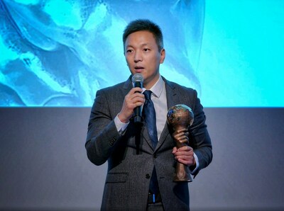 El Dr. Anthony Hu Hao recibe el trofeo y el certificado del “Energy Globe World Award” (PRNewsfoto/Huawei)