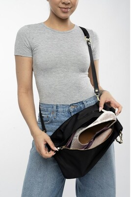 The Sattaché Classic Bag securely stores footwear in its hygienic shoe compartment.