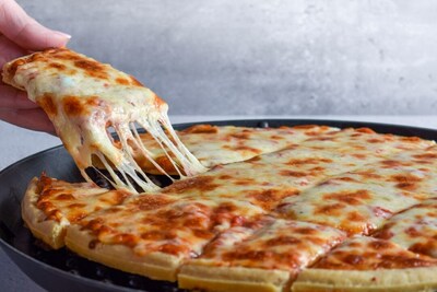 HOME RUN INN CELEBRATES NATIONAL PIZZA DAY BY GIVING AWAY FREE PIZZA   Large JPG 2022 Cheese Pizza Cheese Pull  2 