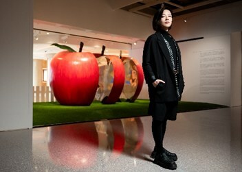 藝術家吳敏慧女士的作品《第二身︰蘋果》把一個平安、健康的象徵放大解構，並以全新形態呈現，遊走於大蘋果之中，讓你重新審視這為人熟識的果實。 (PRNewsfoto/Galaxy Macau)