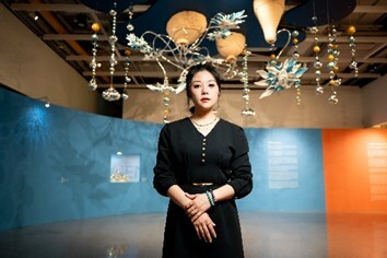 藝術家蘇凌葑女士愛的作品《花季》由天花懸吊下來，彷彿似寶石珠鏈。 (PRNewsfoto/Galaxy Macau)