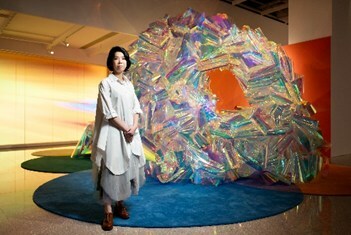 藝術家張凱儀女士的大型創作《心花怒放》像拱門，卷曲的幻彩反射出五彩斑斕的效果。 (PRNewsfoto/Galaxy Macau)