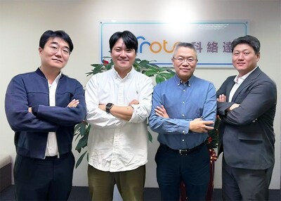 오른쪽에서 두 번째와 세 번째: Carota CEO Paul Wu, F.LAB CEO 김준형