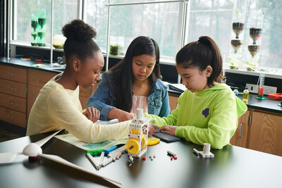 Today, Girl Scouts of the USA (GSUSA), the largest girl-led organization in the world, announces a new STEM Playbook, offering guidance, resources and support to all staff, volunteers and caregivers on how to continue sparking girls’ interest in STEM. This multifaceted playbook, supported by General Motors, provides adults with ideas to help create hands-on, exciting activities to engage their Girl Scouts in STEM.