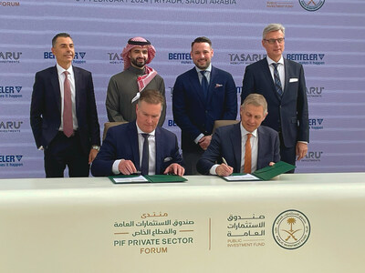 In the back of the picture (from left to right): Joseph Kirikian (Chief Investment Officer TASARU), Muhammad AlShiha (Deputy Chairman Board of Directors TASARU), Dr. Tobias Braun (Chief Financial Officer BENTELER Group), Dr. Henning von Watzdorf (Chief Executive Officer HOLON); 
In front of the picture (from left to right): Michael Mueller (Chief Executive Officer TASARU), Ralf Göttel (Chief Executive Officer BENTELER Group)