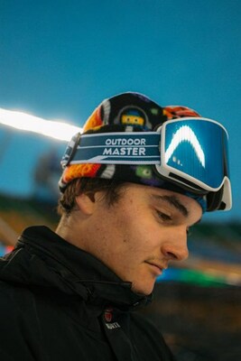 Noah Vicktor is wearing Outdoor Master's snow goggles.