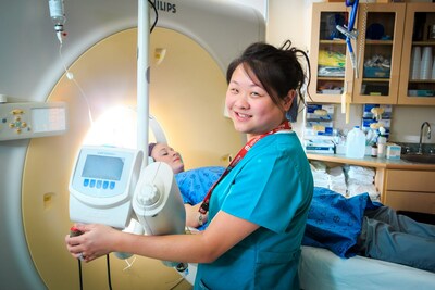 A nurse treating a patient on an MRI scanner. (CNW Group/Unifor)