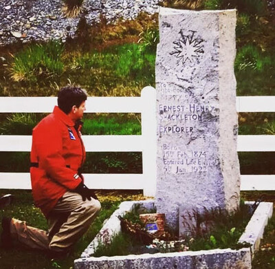 John G. Geiger, chef de la direction de la Socit gographique royale du Canada sur la tombe d'Ernest Shackleton. Crdit photo : Socit gographique royale du Canada. (Groupe CNW/Royal Canadian Geographical Society)