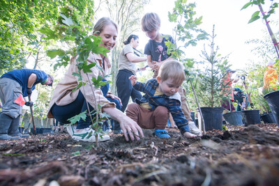 Toronto Regional Conservation Authority Planting Mini Forest (CNW Group/Royal Canadian Geographical Society)