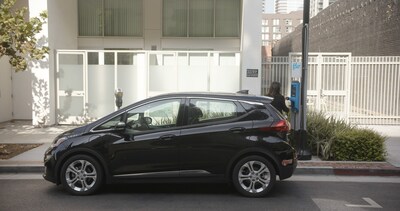 EV charging at a FLO curbside charger in LA. (CNW Group/FLO)