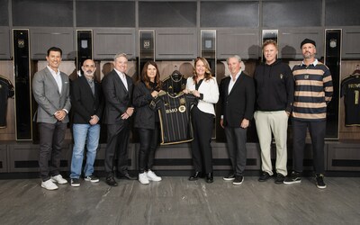 Miembros de LAFC y BMO posan con la nueva camiseta de LAFC. (CNW Group/BMO Financial Group)