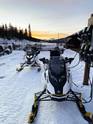 FLO Powers Electric Snowmobiles for OFF-GRID Experiences in Wyoming (CNW Group/FLO)