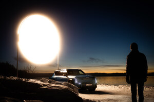 Lichtinstallation in Norwegen: Der Kia EV9* lässt die Sonne aufgehen