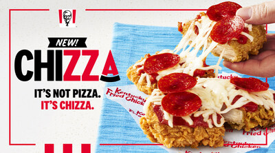 A partir del 26 de febrero, el éxito internacional Chizza llegará a los menús de KFC en los EE. UU. por tiempo limitado. No es pizza, es Chizza: dos filetes de pollo frito 100% carne blanca Extra Crispy™ cubiertos con sabrosa salsa marinara, queso mozzarella fundido y pepperoni. (PRNewsfoto/Kentucky Fried Chicken)