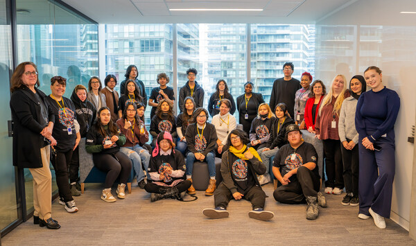 Students from nine Indigenous communities participate in Sun Life Discovery Day in partnership with Outside Looking In (CNW Group/Outside Looking In)