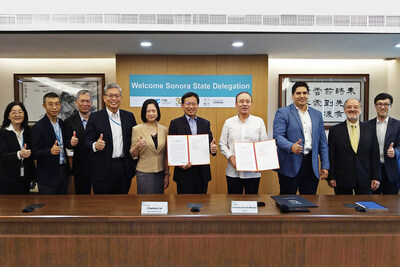ITRI's Senior Vice President, Stephen Su (sixth from the left), and Sonora Governor Francisco Alfonso Durazo Montao (fourth from the right) join hands to sign the agreement for science park strategic planning consultancy services.