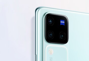 V30 Pro, co-engineered with ZEISS.