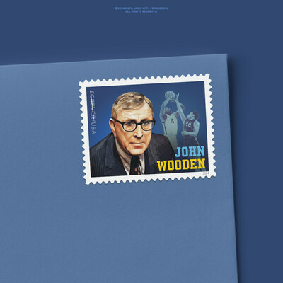 Sello John Wooden Forever (sobre). Servicio Postal de Estados Unidos