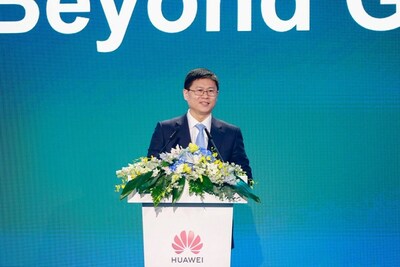 Li Peng delivers opening remarks at the summit (PRNewsfoto/Huawei)