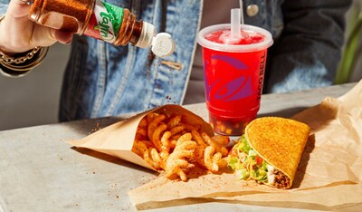 Taco Bell y Tajín lanzan un nuevo menú que combina los sabores clásicos de Taco Bell con el condimento único de chile con limón de Tajín con el Tajín Crunchy Taco, Tajín Twists y Tajín Strawberry Freeze.