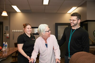 Students from Canadore College receive experiential learning working with older adults on campus (CNW Group/Canadore College)