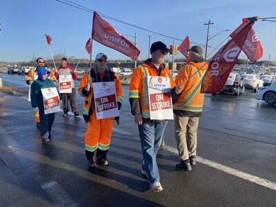 Unifor Local 100 Autoport Workers United in Strike Action (CNW Group/Unifor)