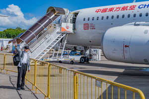 Il primo jet C919 al mondo di proprietà della China Eastern Airlines fa per la prima volta il suo debutto all'estero