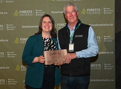 Forests Ontario CEO Jess Kaknevicius (left) and Rob Keen, Registered Professional Forester, who received The Forests Ontario Award at Forests Ontario's 2024 Annual Conference. (CNW Group/Forests Ontario)
