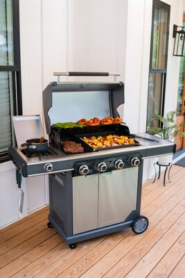 The Charbroil® Commercial Series™ Grill & Griddle Combo sets a new standard in grilling versatility, value and performance. Users can effortlessly swap surfaces and cook any meal, any time.