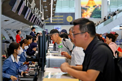 Chinese tourists check in at Suvarnabhumi Airport in Bangkok, Thailand during the Chinese New Year holiday. (Photo by Bai Yuanqi/People's Daily) (PRNewsfoto/People's Daily)