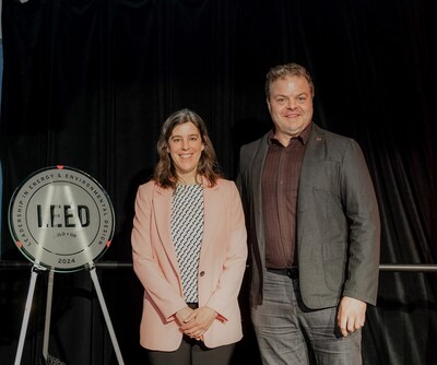 Julie-Anne Chayer, présidente du conseil d’administration de Bâtiment durable Québec et Mathieu Bergeron, Directeur du bureau de projet – pavillon F de l'ÉTS (Groupe CNW/École de technologie supérieure)