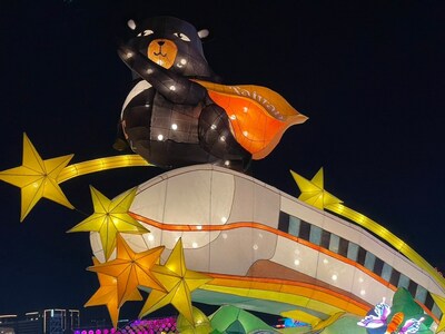 A lantern of TTA's official ambassador OhBear riding atop Taiwan's High-Speed Rail.