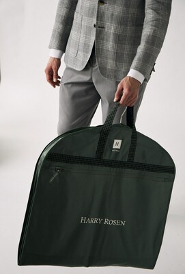Man holding a first-of-its-kind fully recyclable Harry Rosen green garment bag. (CNW Group/Harry Rosen Inc.)