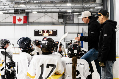A team from last year's Little NHL tournament looks to their coaches during a game (CNW Group/Hydro One Inc.)