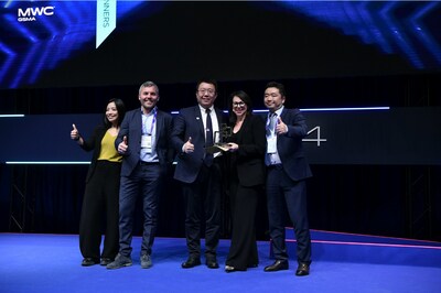 Lu Yong, vice-prsident principal de Huawei et prsident de la rgion europenne de Huawei, reoit le prix GLOMO au salon MWC 2024 de Barcelone