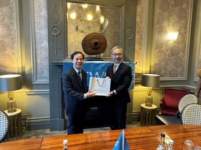 Chen-Shan Chang, Director-General of the Securities and Futures Bureau (Left) and Vincent Chin-Hsiang Yao, Taiwan’s representative for the UK (Right)