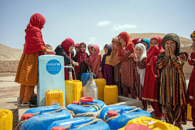 A group of girls collect water from a tap, installed with UNICEF support, in Ahu Dara, Afghanistan. (CNW Group/UNICEF Canada)