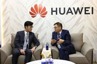Yang Yang, CEO of Huawei Saudi Arabia, communicating with Liu Tianwen, Chairman and CEO of iSoftStone