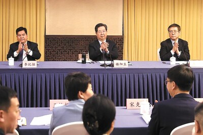 Lou Yangsheng (center), Party secretary of Henan province, joins deliberations of deputies from the province at the second session of the 14th National People’s Congress in Beijing on Thursday.JIANG QIMING / CHINA NEWS SERVICE