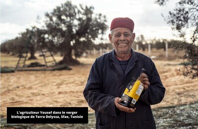 L'agriculteur Yousef dans le verger biologique de Terra Delyssa, Sfax, Tunisie