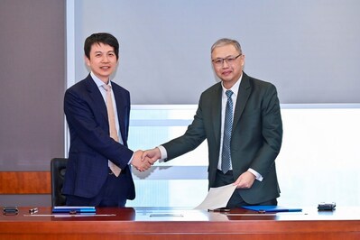 The MoU was signed by Dr. Natthapachara Chiarawongse, CEO of BBLAM and Mr. Shawn Xinrong Woo, Co-CEO of E Fund. (PRNewsfoto/E Fund Management)