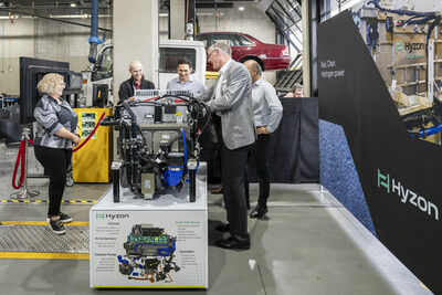 Hyzon Chief Technology Officer Dr. Christian Mohrdieck shows the Hyzon 200kW fuel cell system to Janelle Arena (Kangan Institute), Finn Buchhorn (Hyzon), Chris Eager (DGE Energy Solutions), and Gavin Cribb (Kangan Institute).